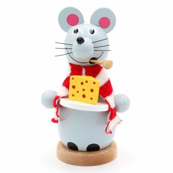 Räucherfigur Maus mit Käse . Die graue Maus mit rot weiß gestreiftem Schal hält glücklich ein großes gelbes Stück Käse in den Händen