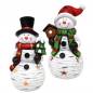 Mobile Preview: Zwei Kugelbauch Schneemänner einer mit schwarzem Zylinder, rotem Schal und Tannebaum in der Hand und einer mit roter Weihnachtsmütze, grünem Schal und braunem Vogelhaus
