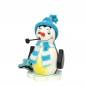 Mobile Preview: Räucherfigur raeuchermaennchen Pinguin mit freundlichem Gesicht, blauer Strickmütze und blau weißem Strickschal. Mit Schlittschuhen im Flügel