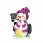 Preview: Räucherfigur raeuchermaennchen Pinguin mit lila Strickmütze und lilacweiß gestreiftem Strickschal. Er hält einen Schneeschieber