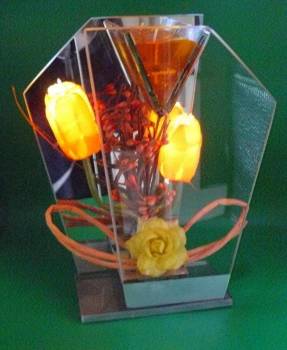 Blumendekoration Glasdeko mit gelben Tulpen, durch eine LED beleuchtet
