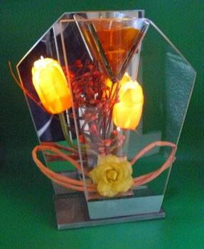 Blumendekoration Glasdeko mit gelben Tulpen, durch eine LED beleuchtet