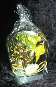 Blumendekoration beleuchtet im Glas