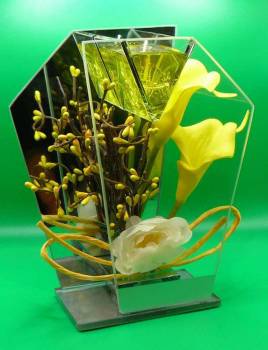 Glasdekoration-beleuchtet-dekorativer Glaskörper mit spiegelner rückwand innen beleuchtete gelbe Lilie