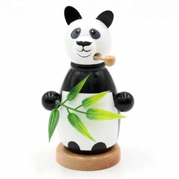 Räucherfigur Panda mit Bambus. Schwarz weißer Pandabär mit rundem Bauch und schwarzen Pandaaugen.