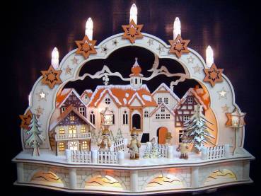 Schwibbogen verschneite Winterstadt mit farbigen Häusern und Winterkinder Miniaturen