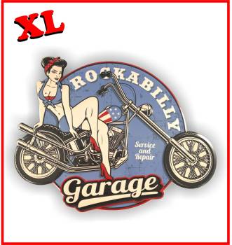 Vor blauem hintergrund räkelt sich ein Pin Up Gild auf einer Shopper