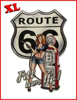Silbernes Route 66 Schild, davor ein knapp bekleidetes Pin Up das den Zapfhahn der Zapfsäule hält