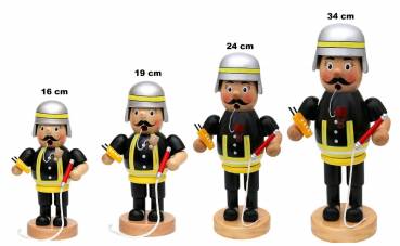 vier Feuerwehrmänner von blauen uniformen von klein nach gloß in einer reihe. von 16cm,19cm,24cm und 34cm