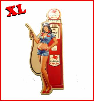 Pin Up in blauen kurzen Jeans und knappen Oberteil steht vor einer Gas Zapfsäule