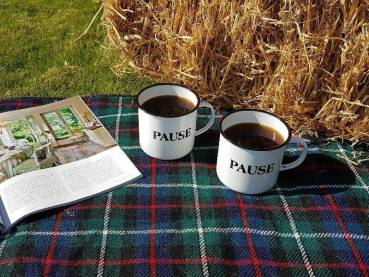 zwei kaffetassen im freien bei eionem Picknick