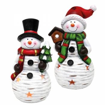 Zwei Kugelbauch Schneemänner einer mit schwarzem Zylinder, rotem Schal und Tannebaum in der Hand und einer mit roter Weihnachtsmütze, grünem Schal und braunem Vogelhaus