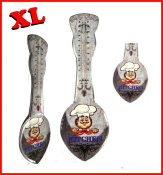 Silberfarbener Löffel mit Thermometer und lächelndem Koch mit großer Kochmütze