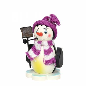 Räucherfigur raeuchermaennchen Pinguin mit lila Strickmütze und lilacweiß gestreiftem Strickschal. Er hält einen Schneeschieber