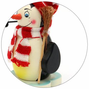 Räucherfigur raeuchermaennchen Pinguin mit Strickmütze und Schal in rot/weiß und einem Besen