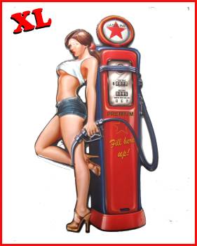 knapp bekleidetes Pin Up  an einer roten Zapfsäule