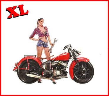 Ein rotes Motorrad dahinter ein langbeiniges Pin Up mit knapper Hose und Schraubenschlüssel