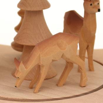 geschnitze rehe auf weihnachtspyramide