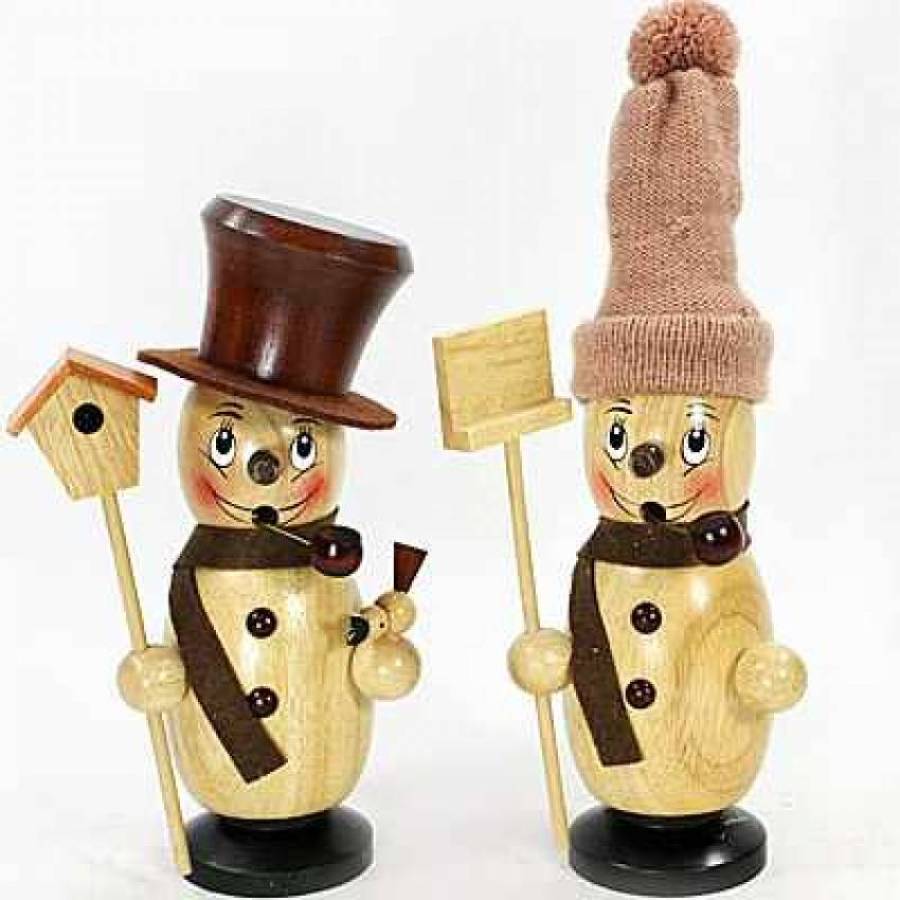 Zweis freudlich schauende Räucherschneemänner einer mit braunem Zylinder und Vogehaus der andere mit Pudelmütze und Schneeschieber