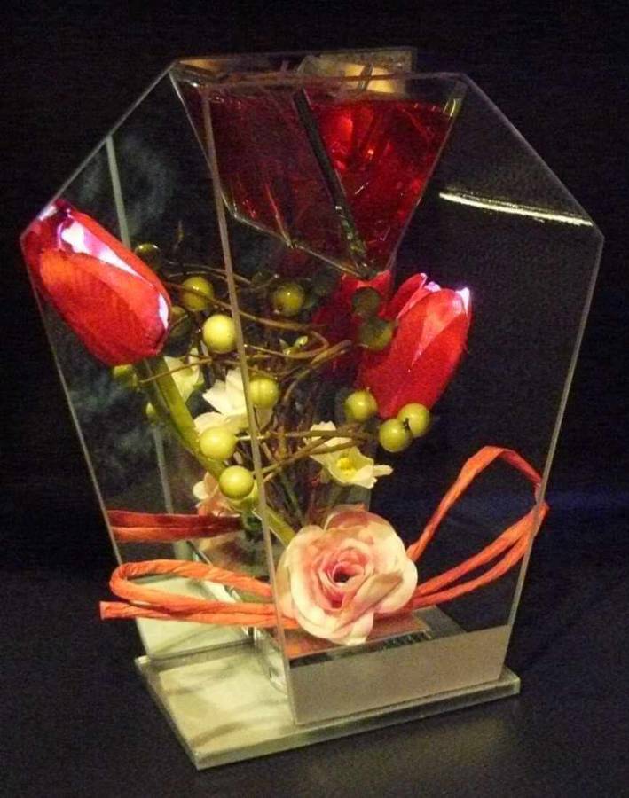 Glasdeko romantische  mit roten Tulpen und spiegelnder Rückwand