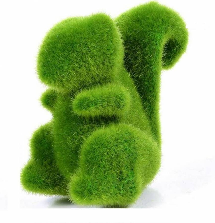 leuchtend grünes Eichhorn mit Kunstgras überzogen