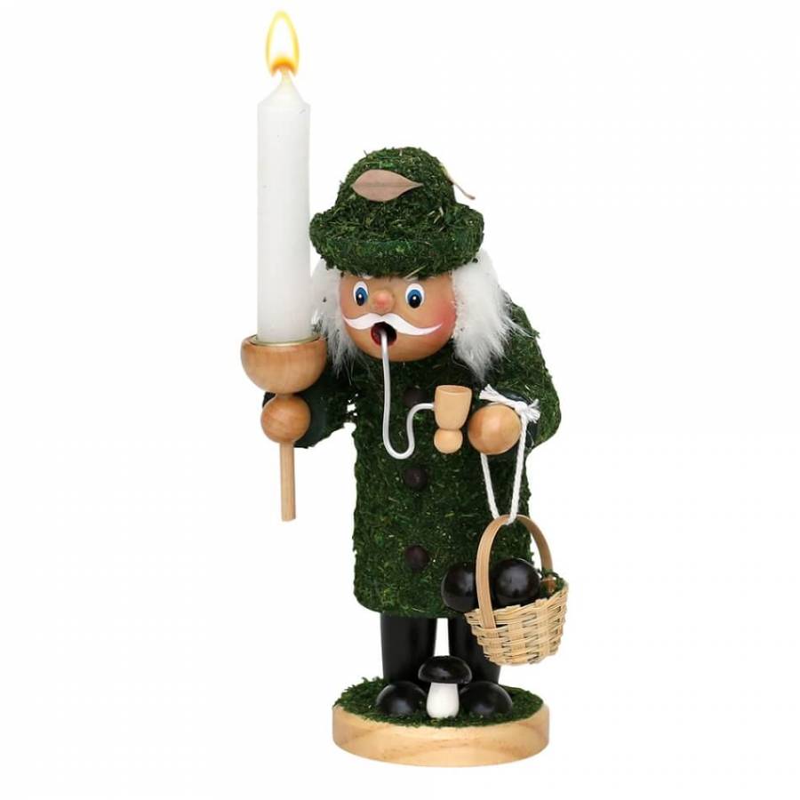 Räucherfigur raeuchermaennchen Moosmann mit grünem Moosmantel und Mooshut. Korb mit Pilzen und Kerzenhalter in der Hand