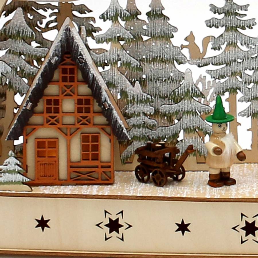 Schwibbogen Winterlandschaft mit Fachwerkhaus mit Wichtel mit grüner Mütze