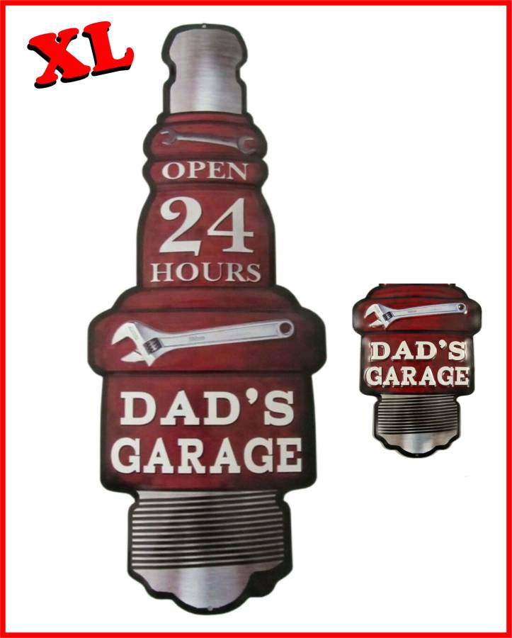 Wandblechschild gewollte abnutzungsspuren form Zündkerze dunkelrot mit aufschrift Open 24 Houre  darunter ein Schraubenschlüssel darunter Dad`s Garage