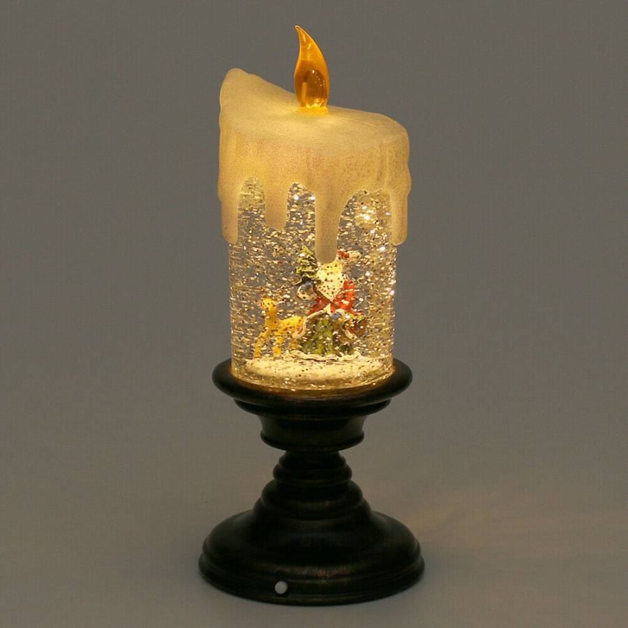 Warm gelb leuchtende Kerze mit orangener Flamme