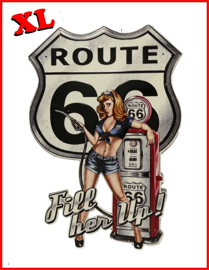 Silbernes Route 66 Schild, davor ein knapp bekleidetes Pin Up das den Zapfhahn der Zapfsäule hält
