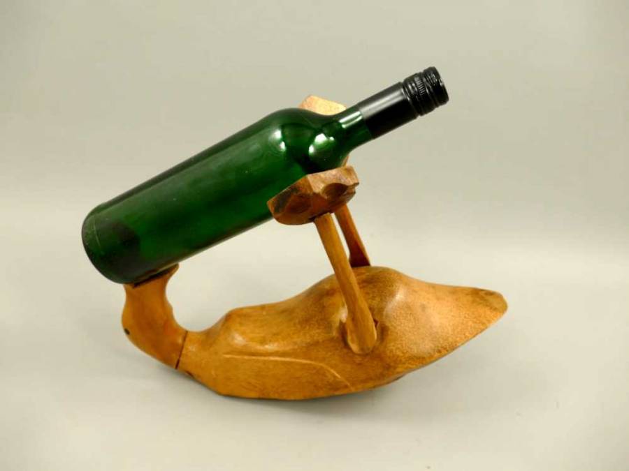 auf dem Rücken liegende Ente mit grüner Weinflasche