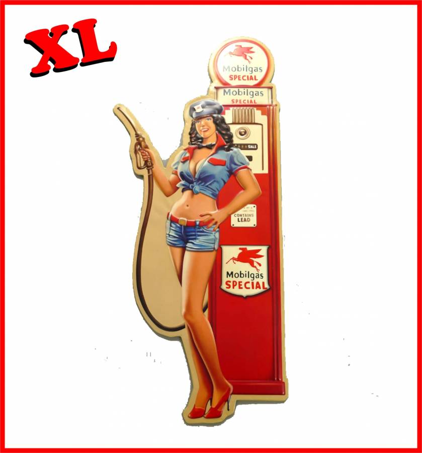 Pin Up in blauen kurzen Jeans und knappen Oberteil steht vor einer Gas Zapfsäule