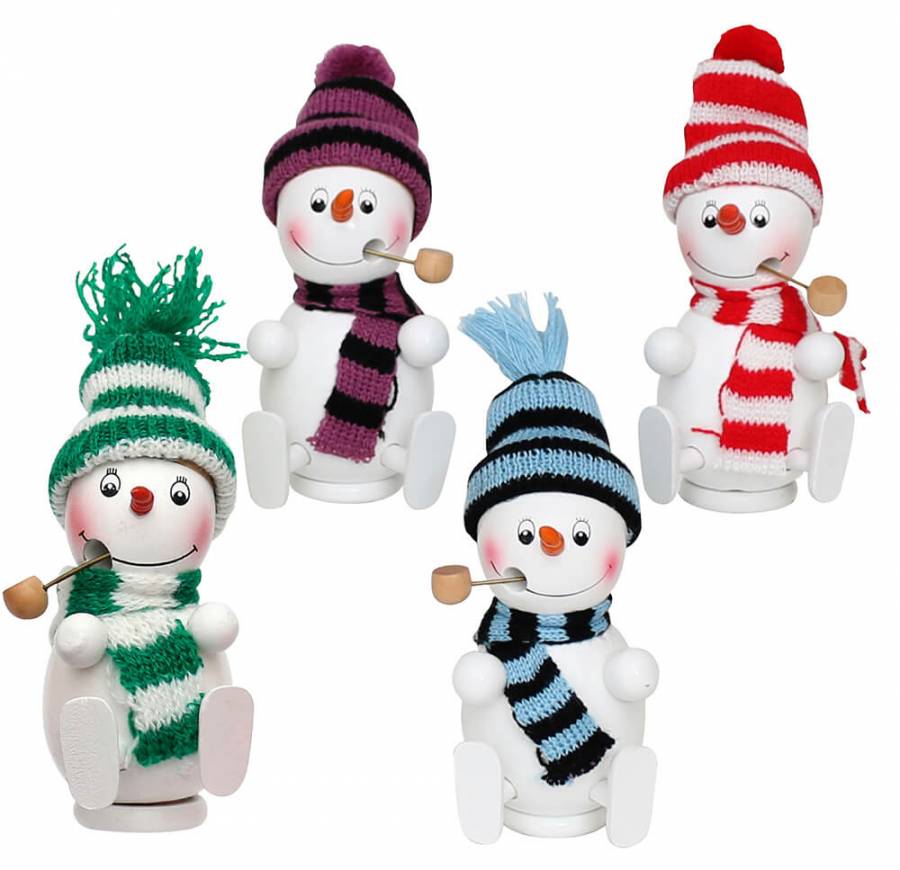 Räucherfiguren raeuchermaennchen Räuchermänner Schneemann lustige Gesichter jeder mit einer anderen Strickmützen und Schalfarbe. Rot, blau, grün und lila