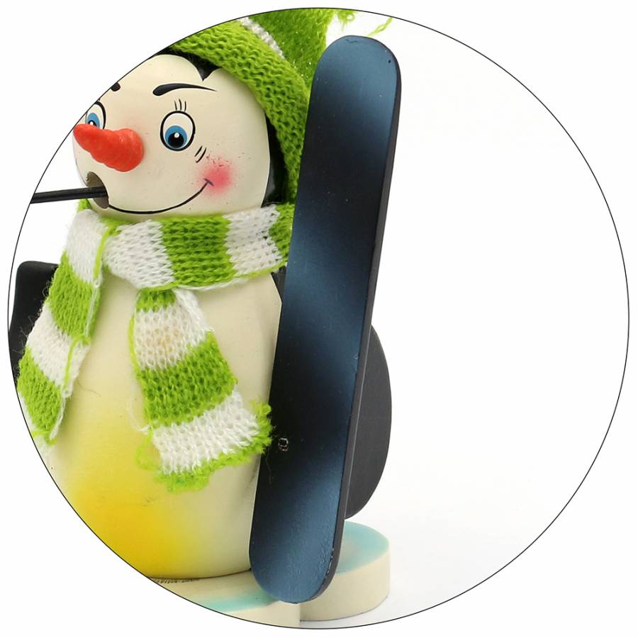 Räucherfigur raeuchermaennchen Pinguin mit Strickmütze und Schal in grün/weiß und einem Snowboard