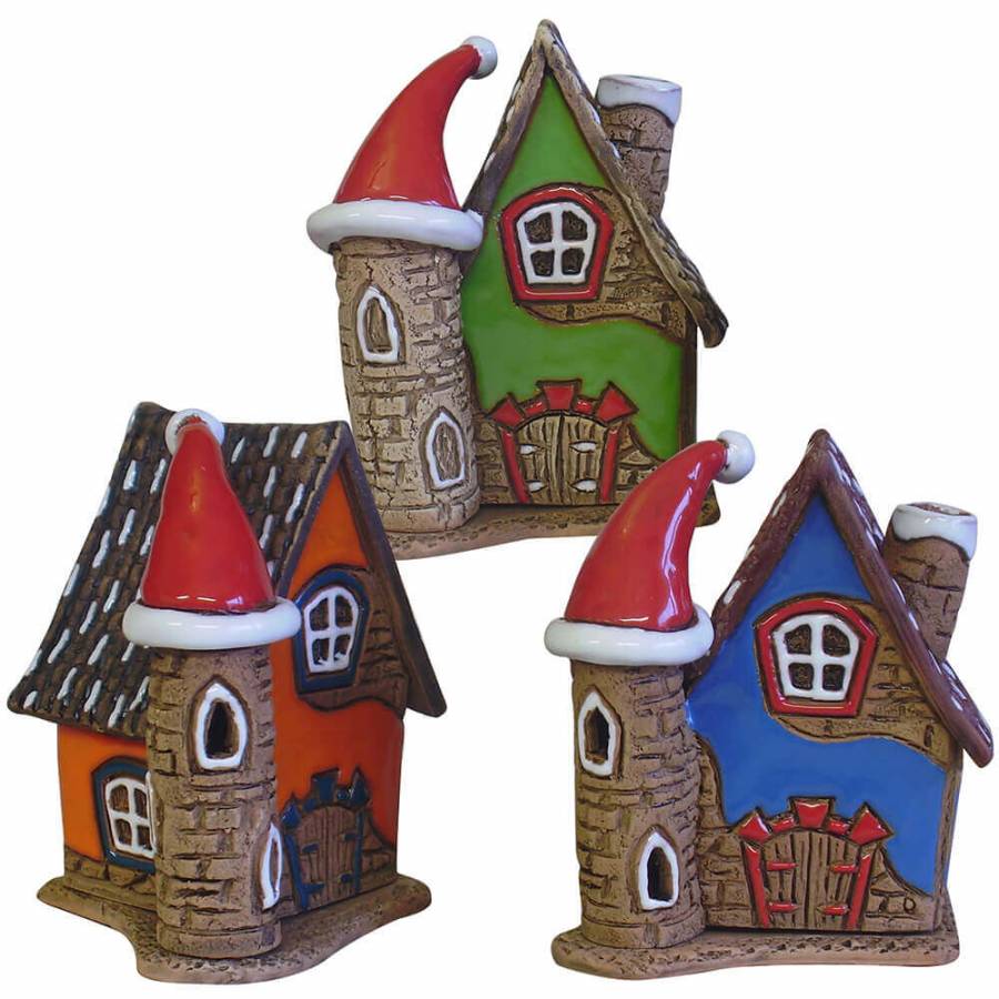 Räucherhäuser Räuchermännchen mit roter, blauer und grüner Fassade jedes mit roter Weihnachtsmütze