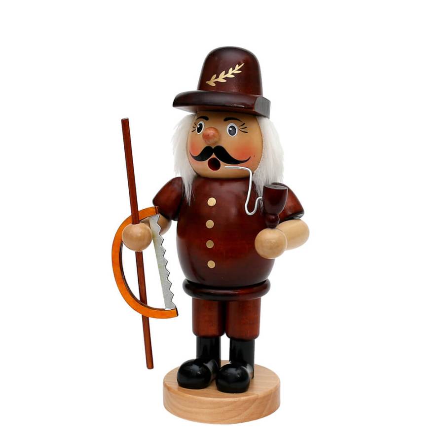 Räucherfigur raeuchermaennchen Waldarbeiter XL mit braunem Gewand und Hut. In der Hand eine Säge und einen Wanderstock