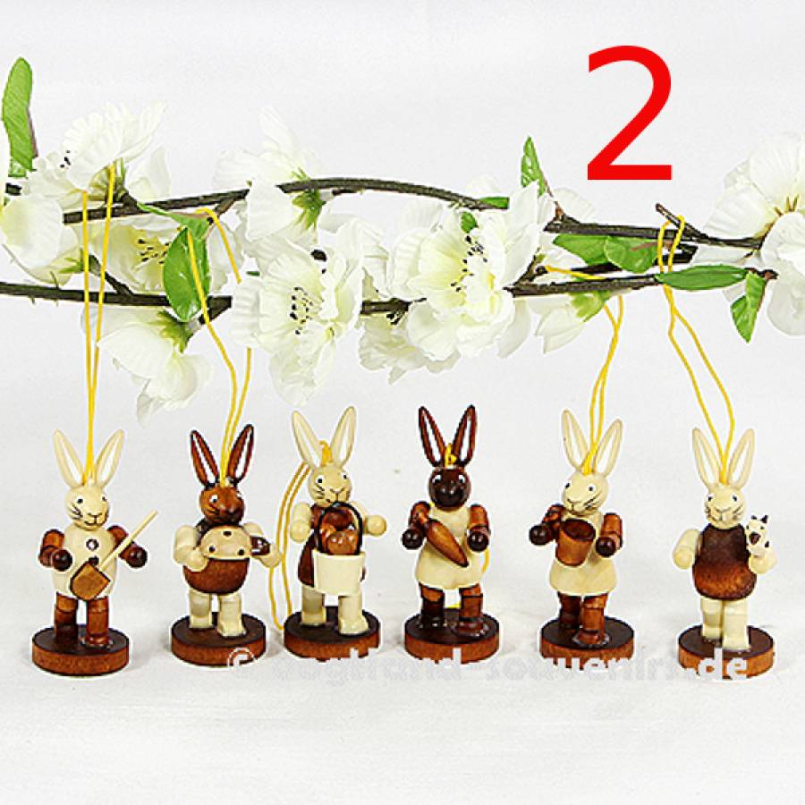 holzhasenbehang zum hängen mit bunten osterhasen landhausstil
