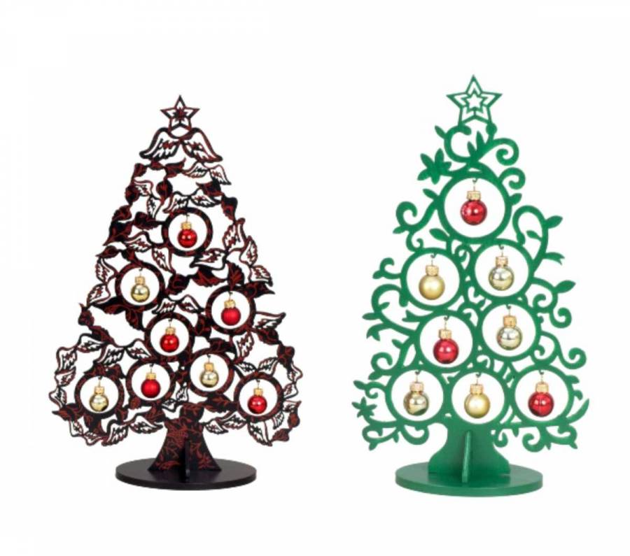Weihnachtsbaum zwei verschiedene Farben mit bunten Glaskugeln