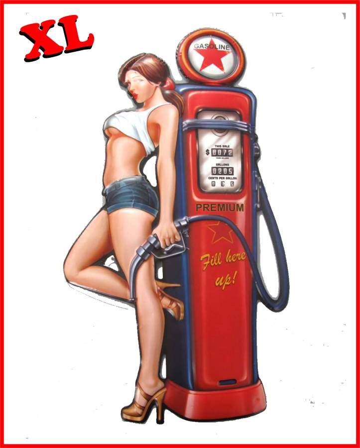 knapp bekleidetes Pin Up  an einer roten Zapfsäule
