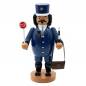 Preview: Räucherfigur raeuchermaennchen Polizist in blauer Uniform mit blauem Hut. In einer Hand ein Schild auf dem weiß auf rot Stop steht und in der anderen den schwarz weißen Steb zu Verkehr regeln und seine Tasche