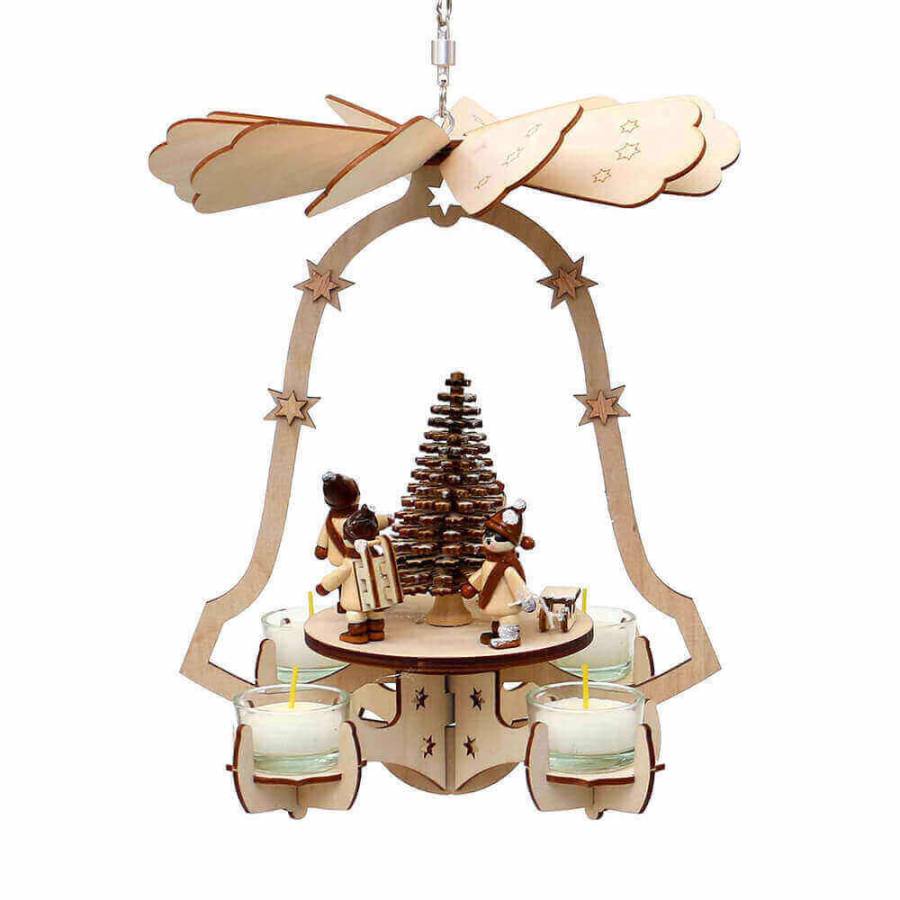Hängepyramide Glockenform mit vier Teelichte, drei Winterfiguren und einem großen Tannenbaum in der mitte