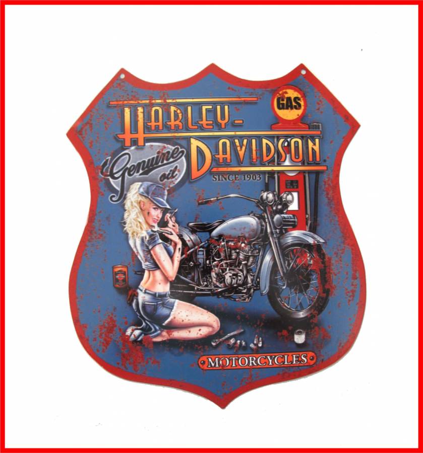 Blechschild in Polizeimarkenform, blauer hintergrund. ein Motorrad, ein Pin Up Girl im knappen Jeans Outfit und Tanksäule. Darüber der Schriftzug  Harley Davidson