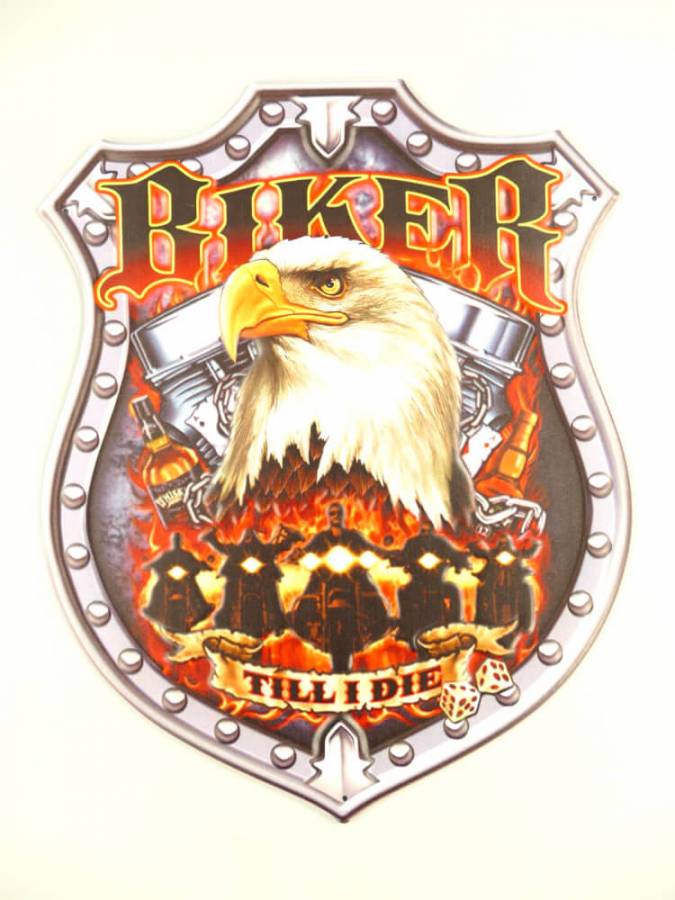 Farbiges Wandschild mit großem Adlerkopf. darüber steht in großen Buchstaben Biker. darunter fünf Motorradfahrer unter ihnen steht Till i die