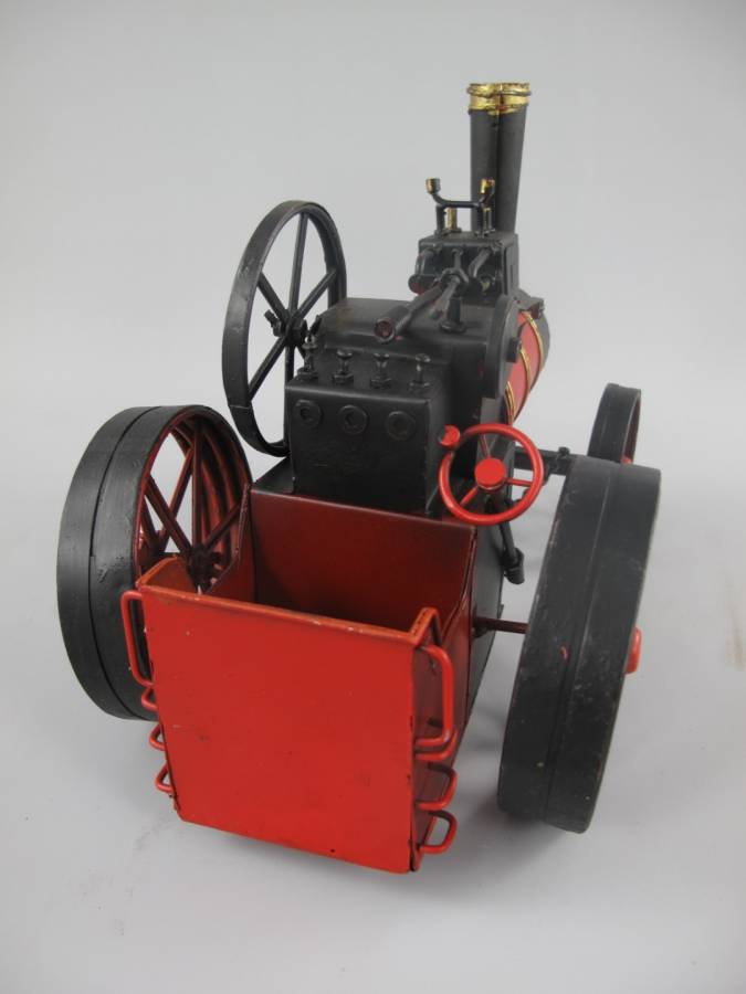 Dampftraktor Antik Blechtraktor