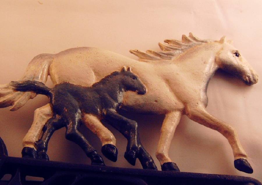 Nostalgische-Guß-Glocke Motiv "Pferd mit Fohlen "