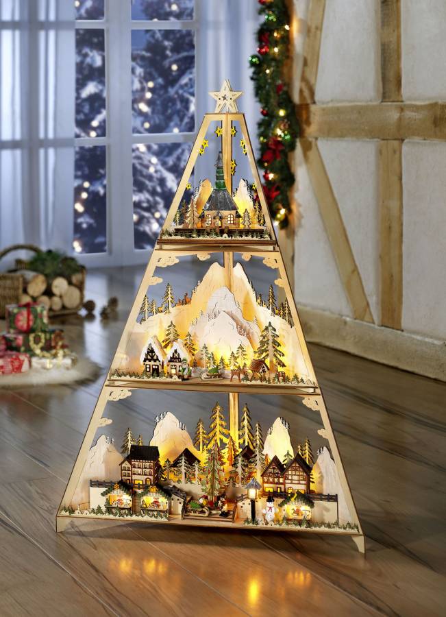 großer-dreistöckiger-Lichterberg-weihnachtliche-dekoration